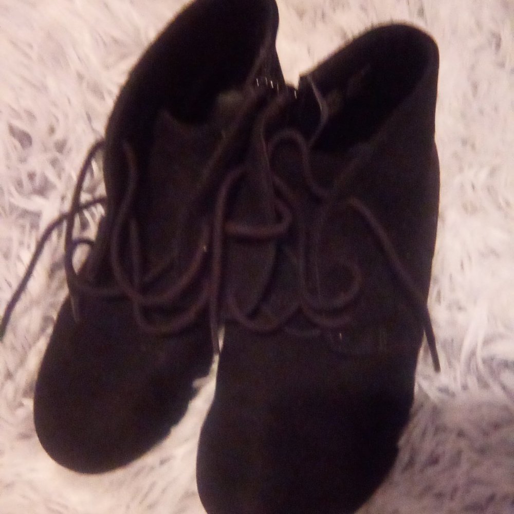 Girls size 1 Wonder Nation black suade wedged booties